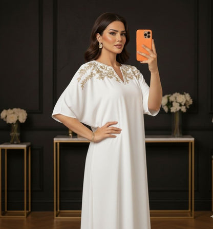 Robe Blanche Élégante et Moderne